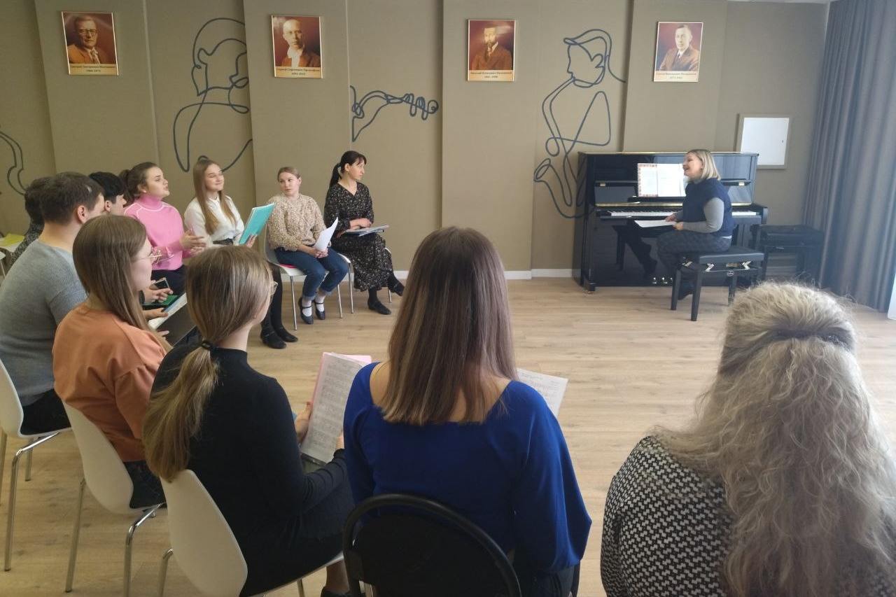 Студенты курсов переподготовки в Мининском - руководители народных хоров города - отправились отрабатывать теорию на практике