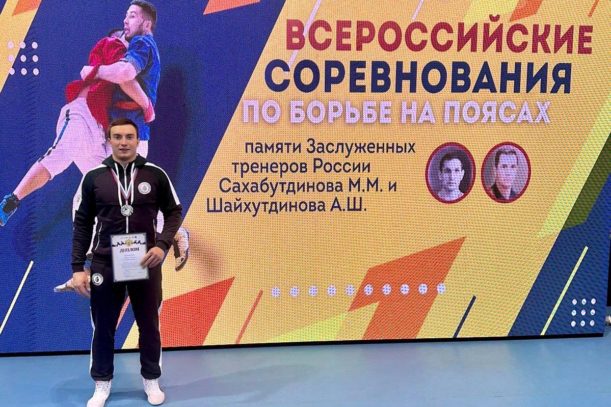 Спортсмен Мининского завоевал серебро на всероссийских соревнованиях по борьбе на поясах