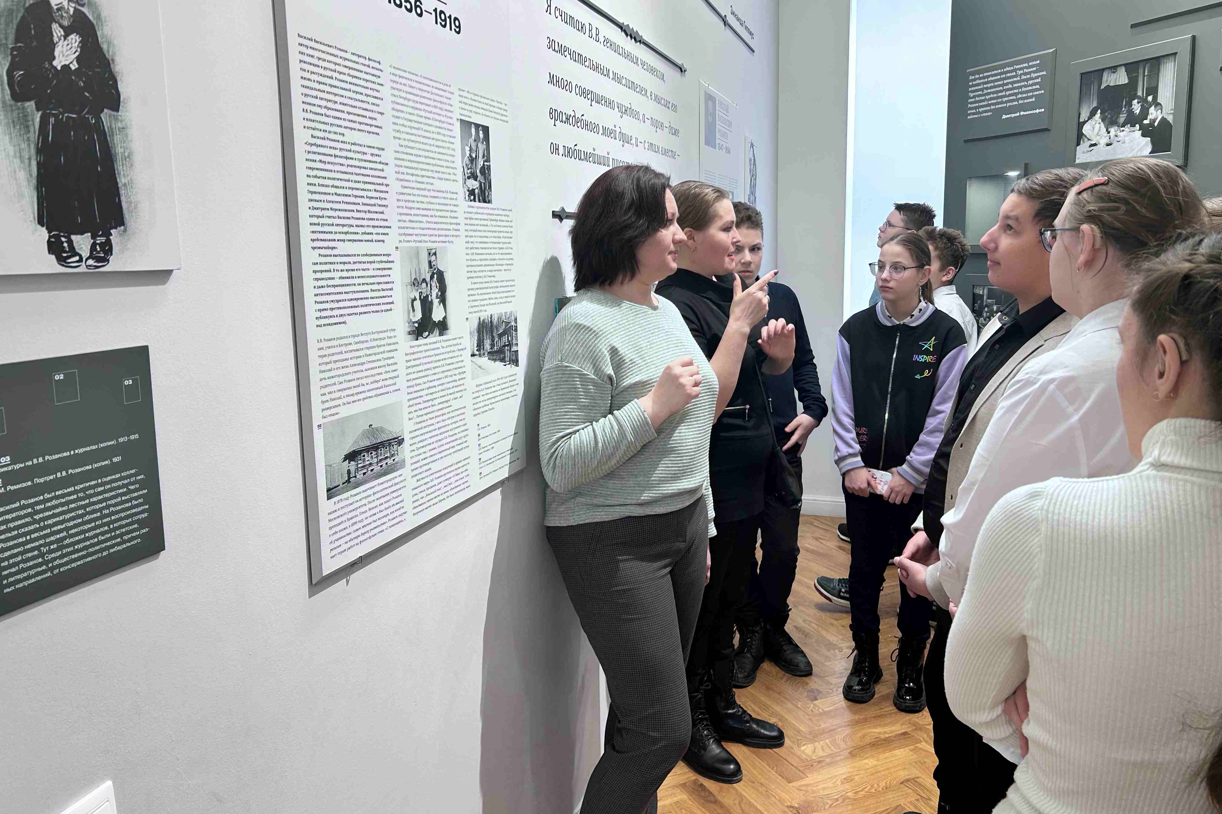 Школьники с нарушением слуха посетили планетарий и музей Мининского университета