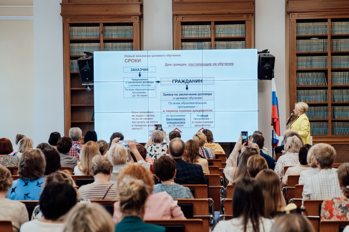 Мининский университет рассказал директорам школ, как закрыть дефицит в учителях Мининский университет рассказал директорам школ, как закрыть дефицит в учителях