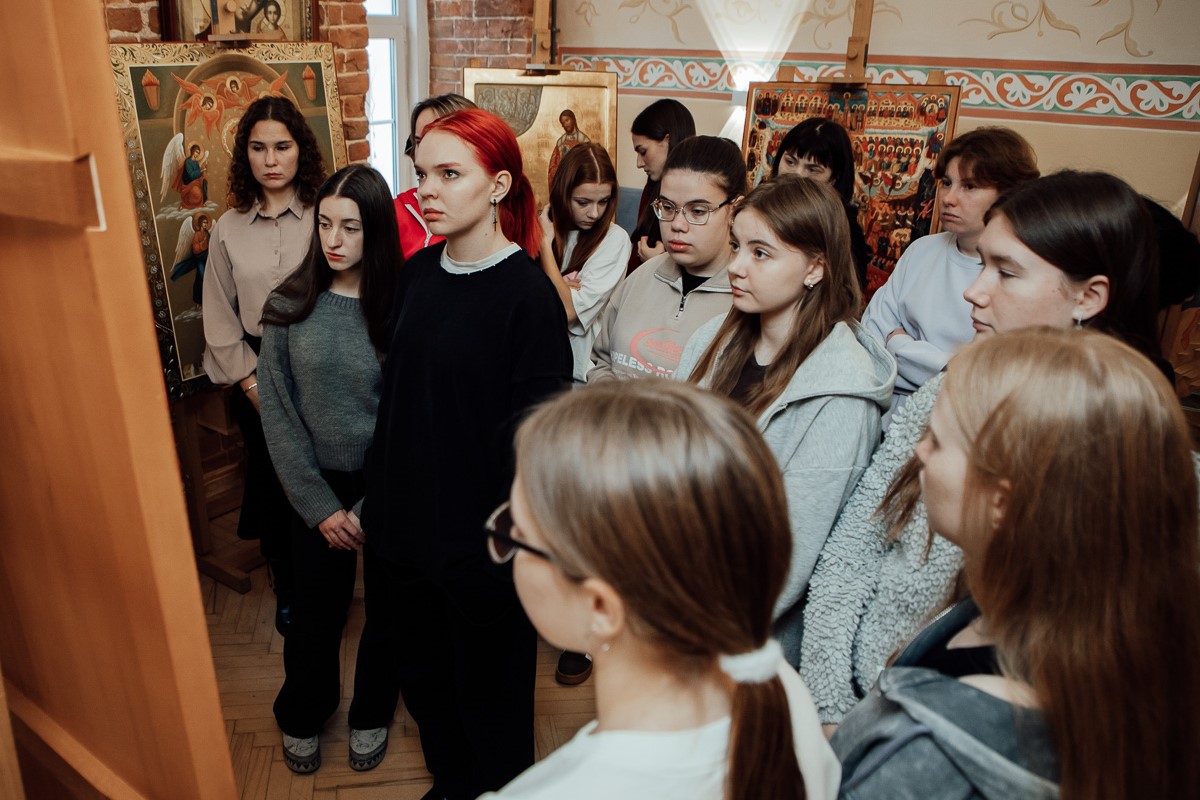Передвижная выставка икон «Богословие в красках» экспонируется в Мининском университете Передвижная выставка икон «Богословие в красках» экспонируется в Мининском университете