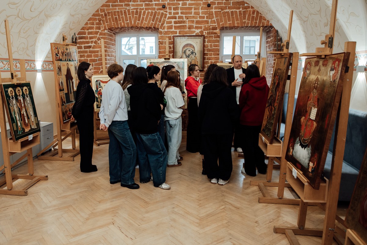 Передвижная выставка икон «Богословие в красках» экспонируется в Мининском университете Передвижная выставка икон «Богословие в красках» экспонируется в Мининском университете