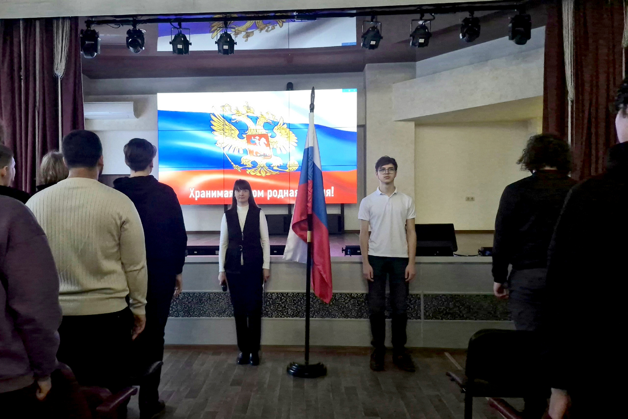 Торжественная церемония поднятия Государственного флага проходит на всех факультетах Мининского Торжественная церемония поднятия Государственного флага проходит на всех факультетах Мининского