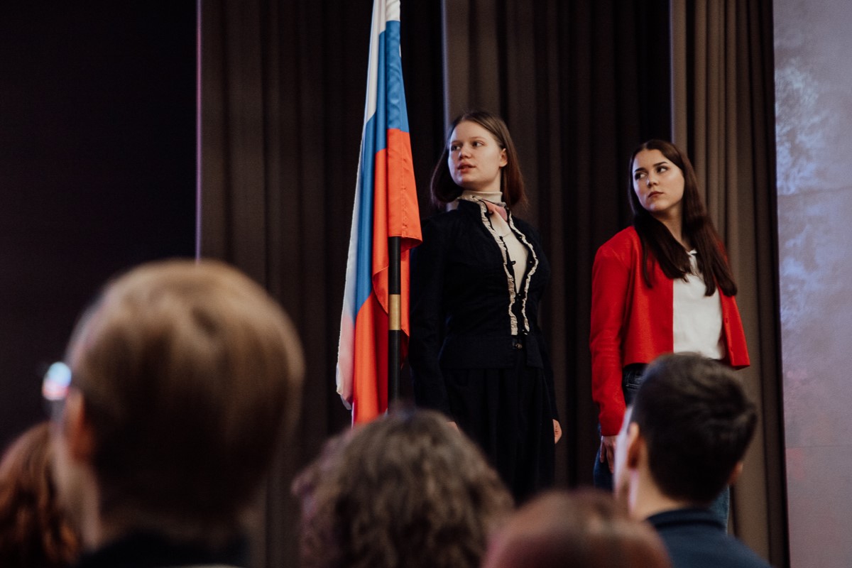 Церемония выноса Государственного Флага прошла на всех факультетах Мининского в знаковый день нашей истории