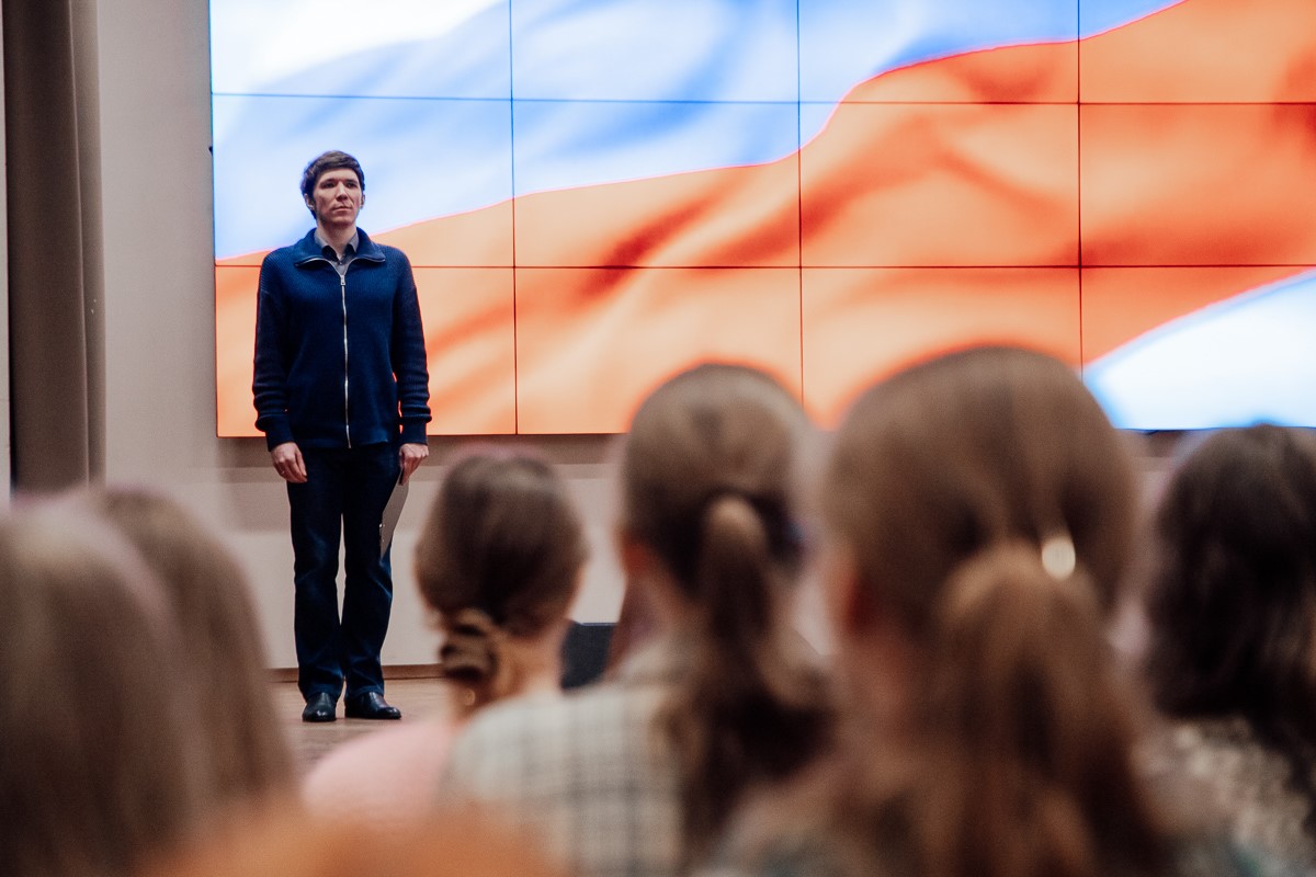 Защитникам Отечества и героям-педагогам посвятили еженедельную торжественную церемонию в Мининском университете