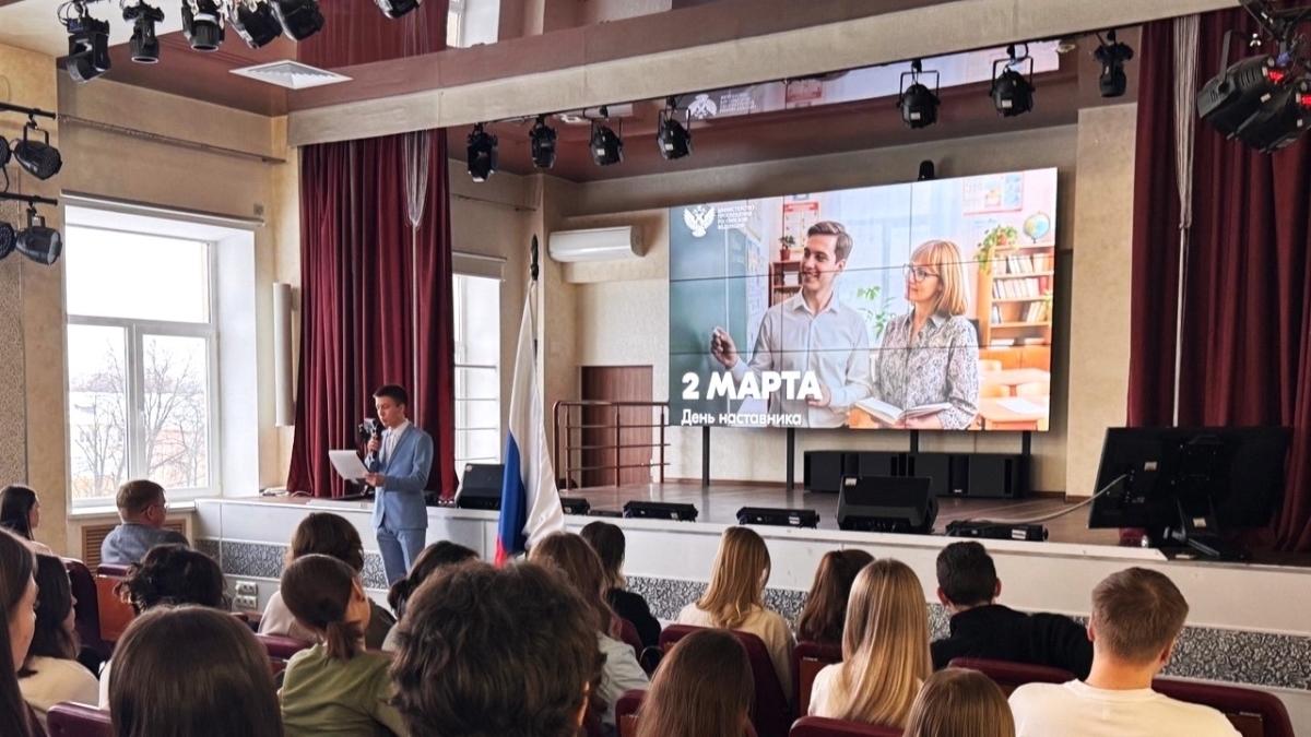 В День Наставника торжественная церемония выноса Государственного Флага посвящена любимым преподавателям Мининского