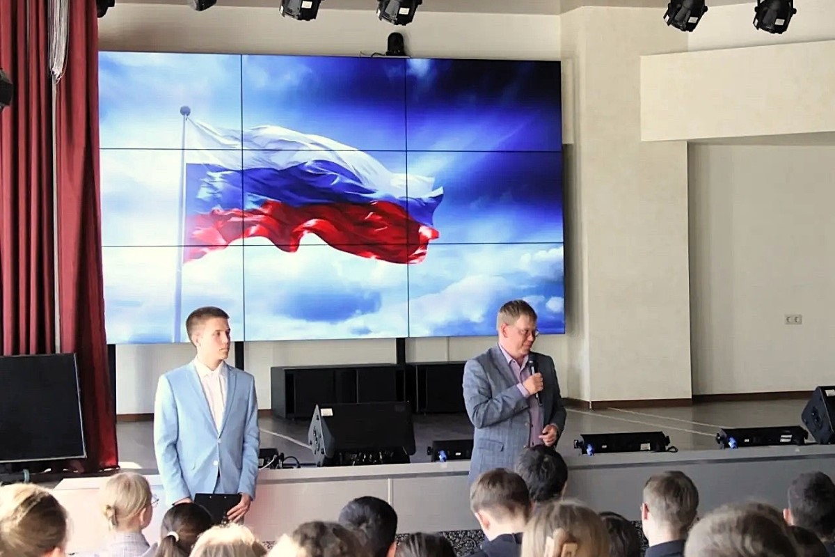 Мининский университет начал неделю с выноса флага ко Дню здоровья