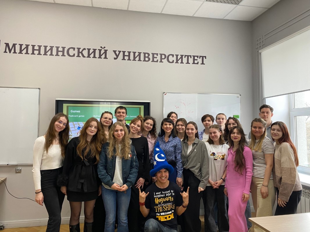 Студенты 4 курса лингвистического факультета, группы ПКИ-22-1 и ПКИ-22-2 приняли участие в мастер –классе: «Игровые технологии в преподавании английского языка»   