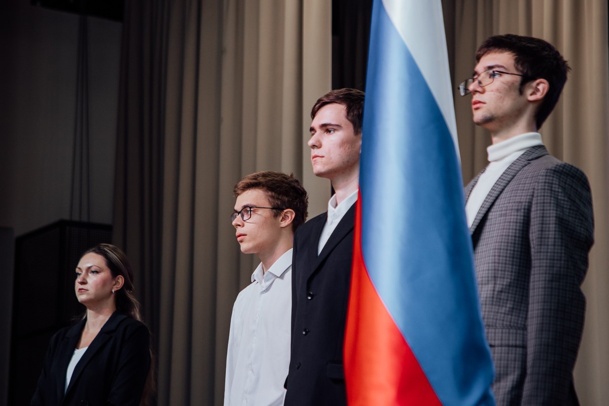 В Мининском университете прошла еженедельная церемония поднятия Государственного флага России