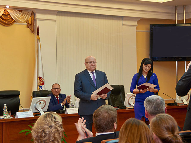 Вручение документов выпускникам Президентской программы подготовки управленческих кадров Мининского университета Вручение документов выпускникам Президентской программы подготовки управленческих кадров Мининского университета