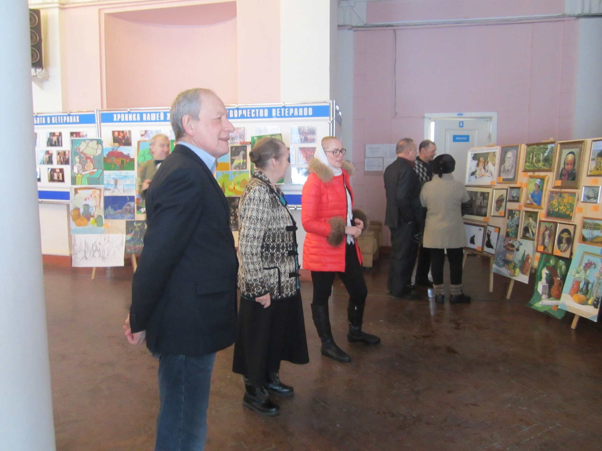 Преподаватель Мининского университета организовала выставку картин в автозаводском Доме ветеранов