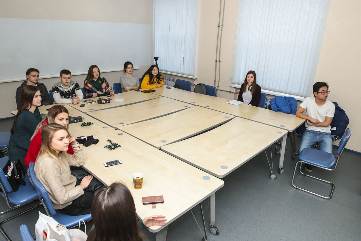 Три студента из Сианьского университета перевода изучали русский язык в Мининском университете в течение одного семестра