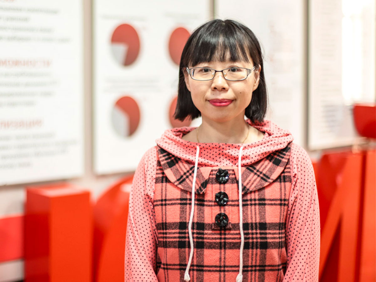 Преподаватель Цзоу Нин из Цзинаньской школы иностранных языков уже второй семестр обучает студентов Мининского китайскому языку