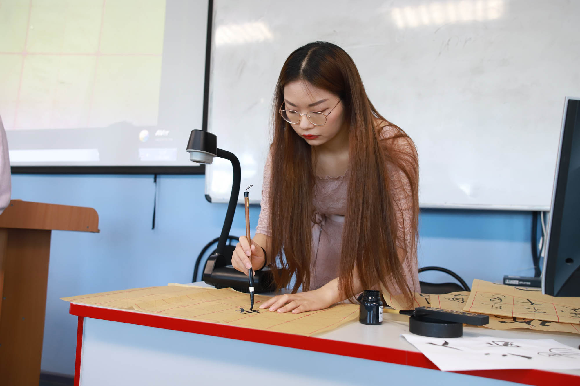 Мастер-класс по каллиграфии от китайских преподавателей прошел в Мининском университете