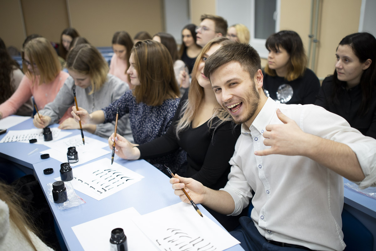 Мининский университет организовал мастер-класс по каллиграфии 