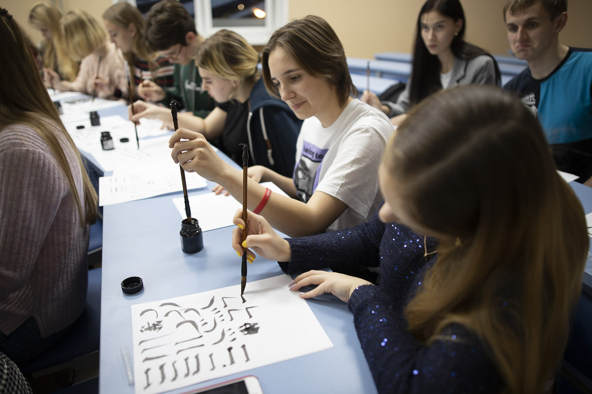 Мининский университет организовал мастер-класс по каллиграфии 