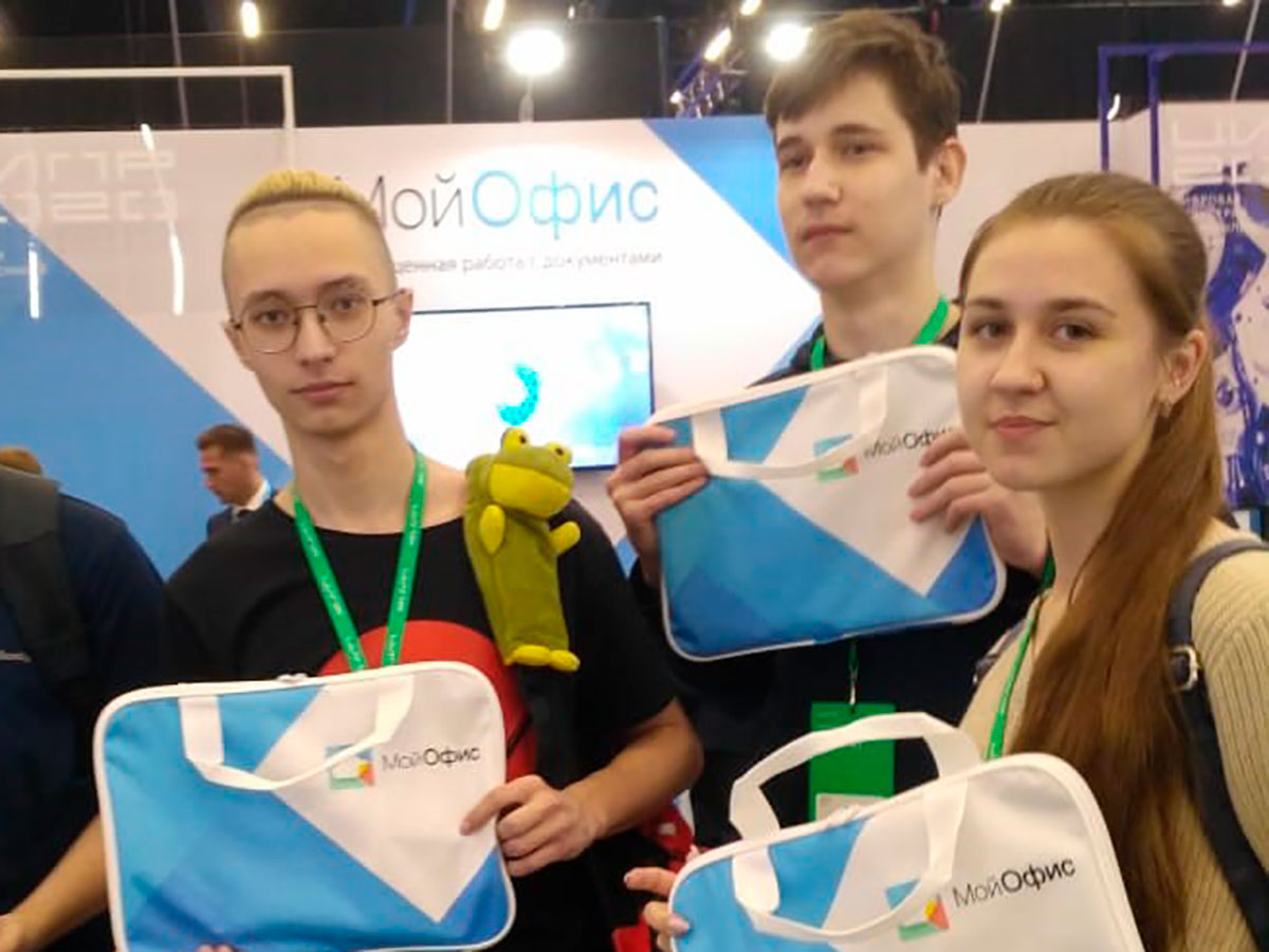 Студенты факультета естественных, математических и компьютерных наук посетили конференцию «Цифровая индустрия промышленной России» 