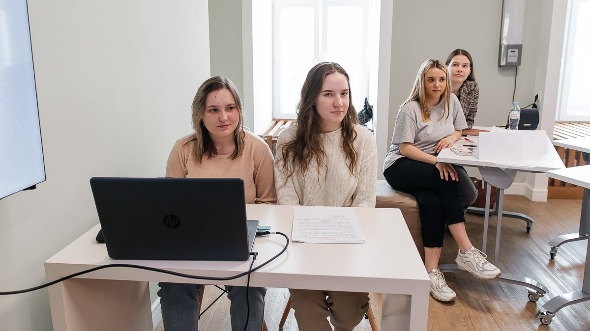 Первокурсники Мининского университета приняли участие в панельной дискуссии и мастер-классе