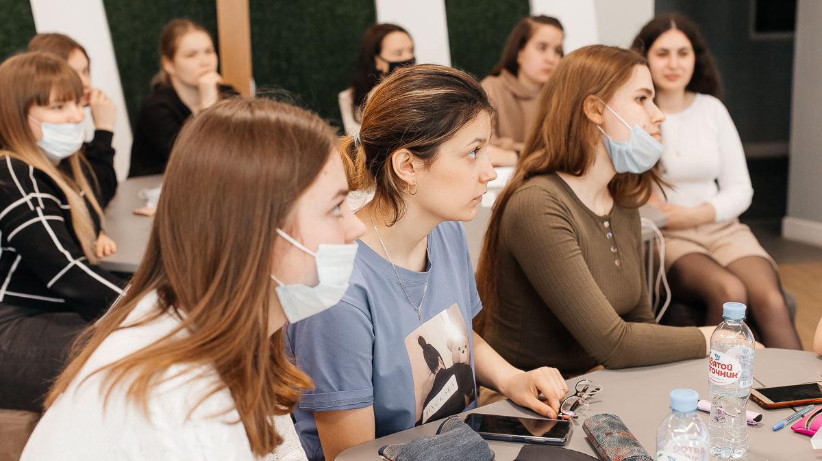 Первокурсники Мининского университета приняли участие в панельной дискуссии и мастер-классе