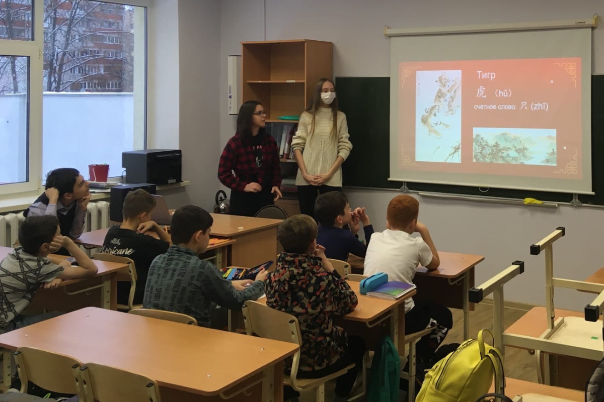 Студенты Мининского провели традиционный мастер-класс по китайскому языку для школьников 