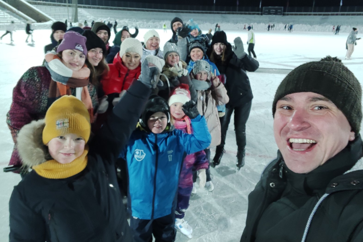 Волонтеры Мининского приняли участие в организации массового катания на коньках 