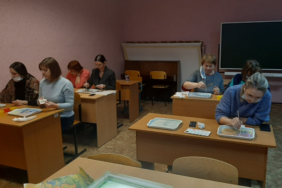 В Мининском университете прошла презентация мастер-класса по технике рисования эбру
