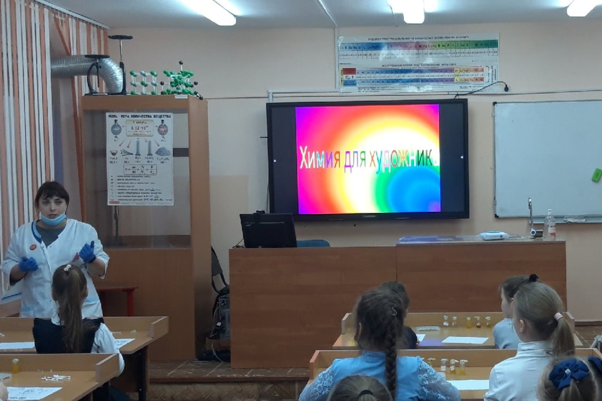 Преподаватели химии провели мастер-класс в МБОУ «Школа № 129» 