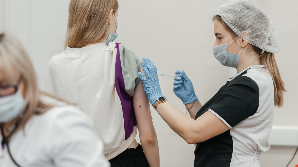 Около 97% попадающих в больницы с COVID-19 не вакцинированы