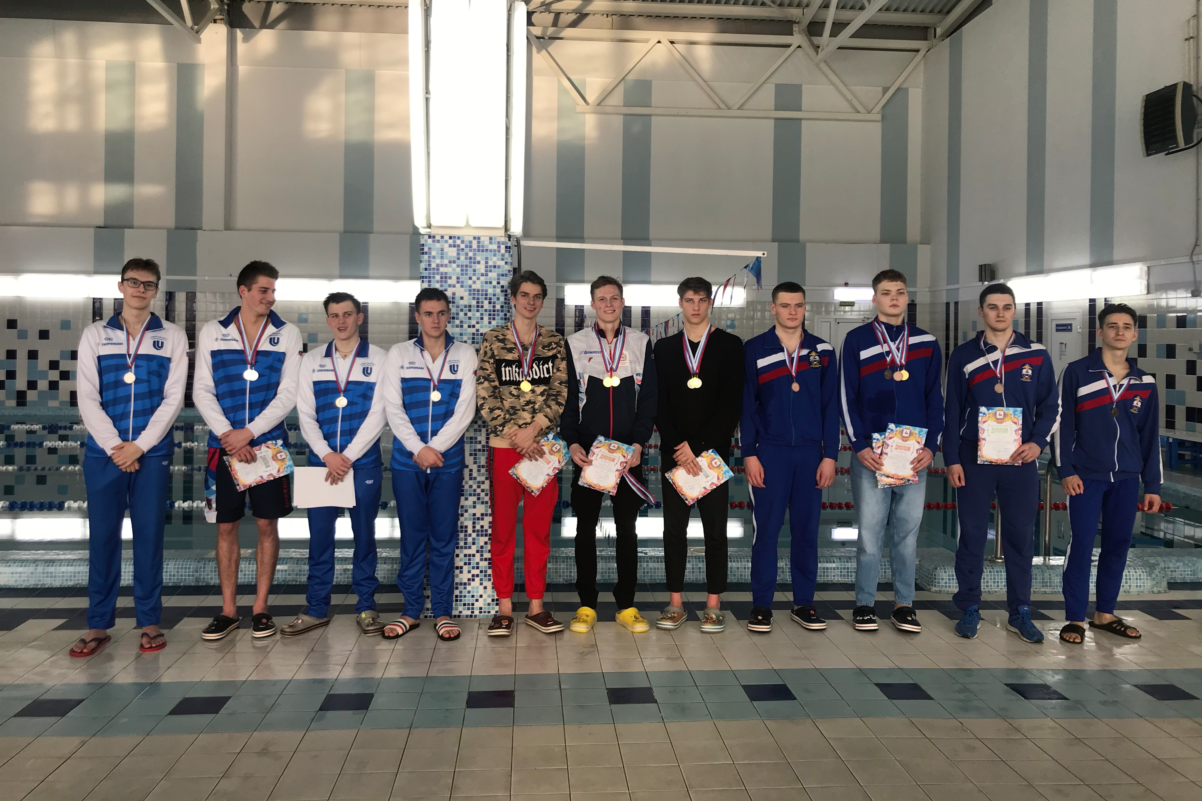 Команда Мининского выиграла серебро в соревнованиях по плаванию 