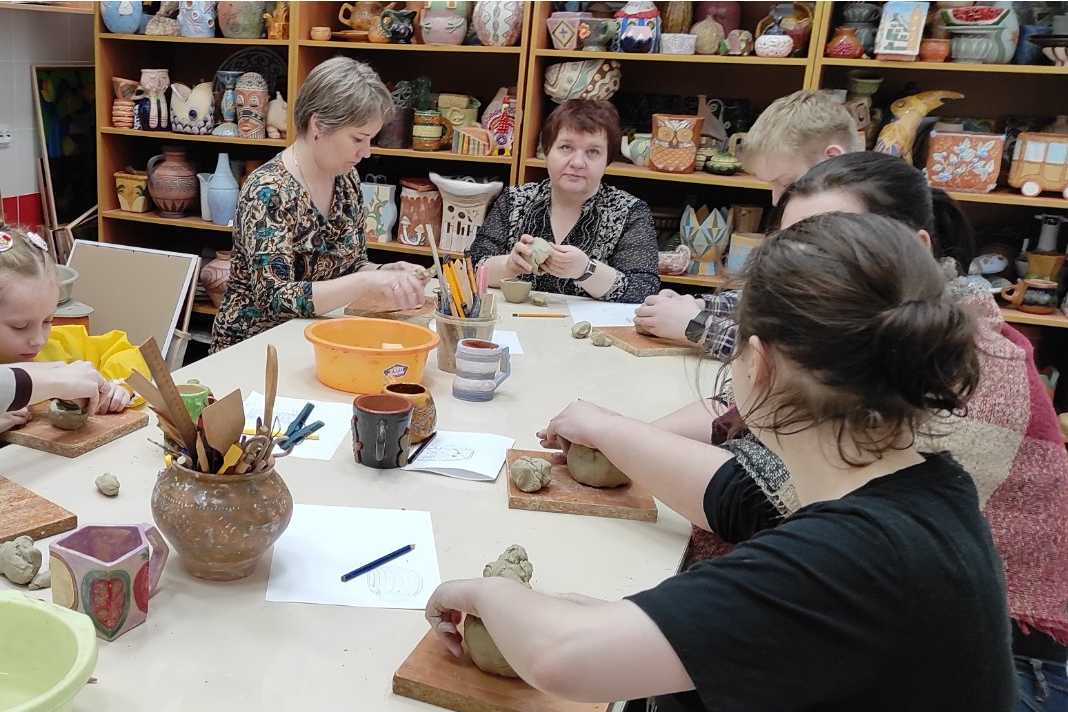 Сотрудники Мининского посетили мастер-класс по изготовлению глиняной чашки