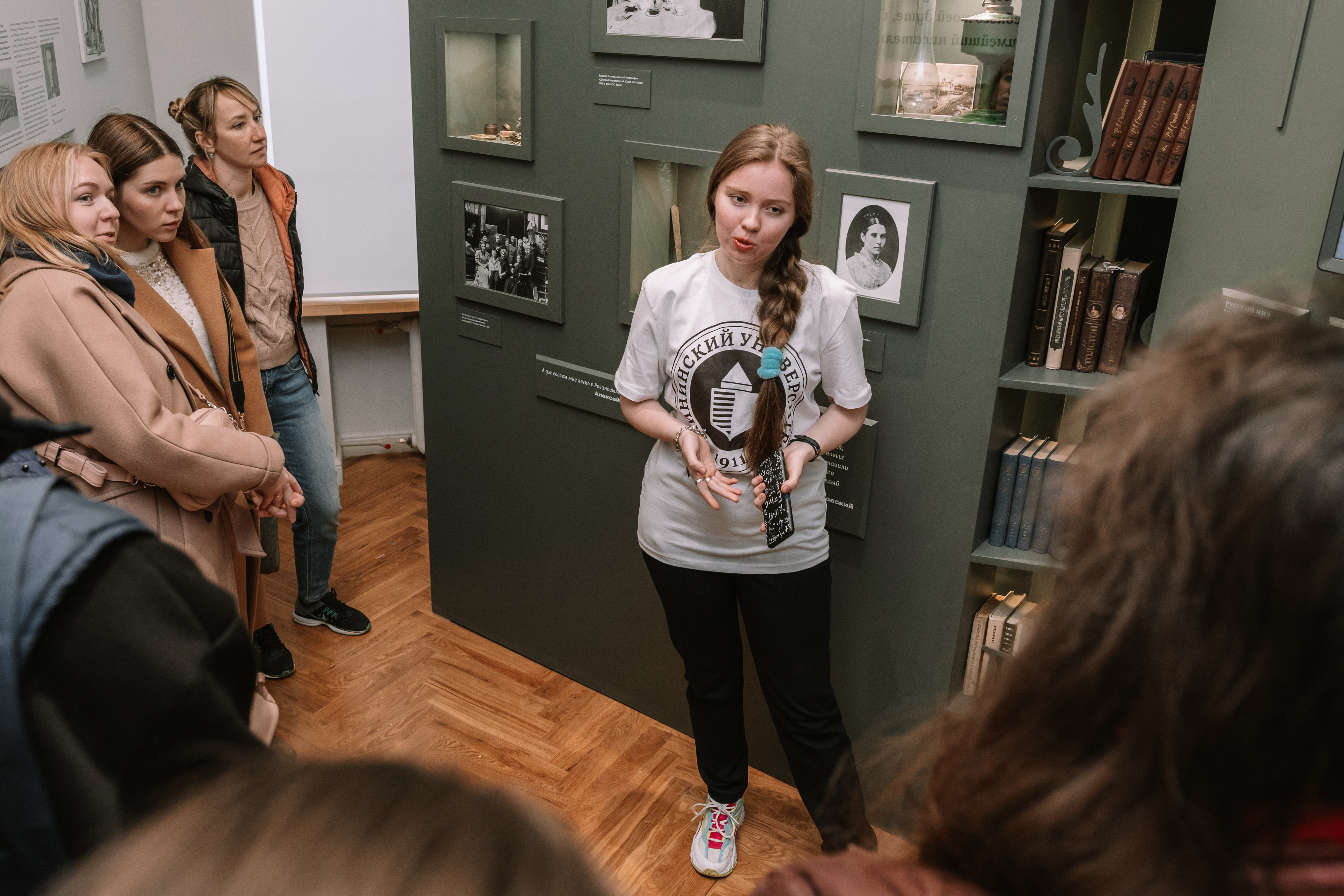 Студенты Мининского университета провели экскурсии в Музее просвещения в рамках акции «Ночь в музее»