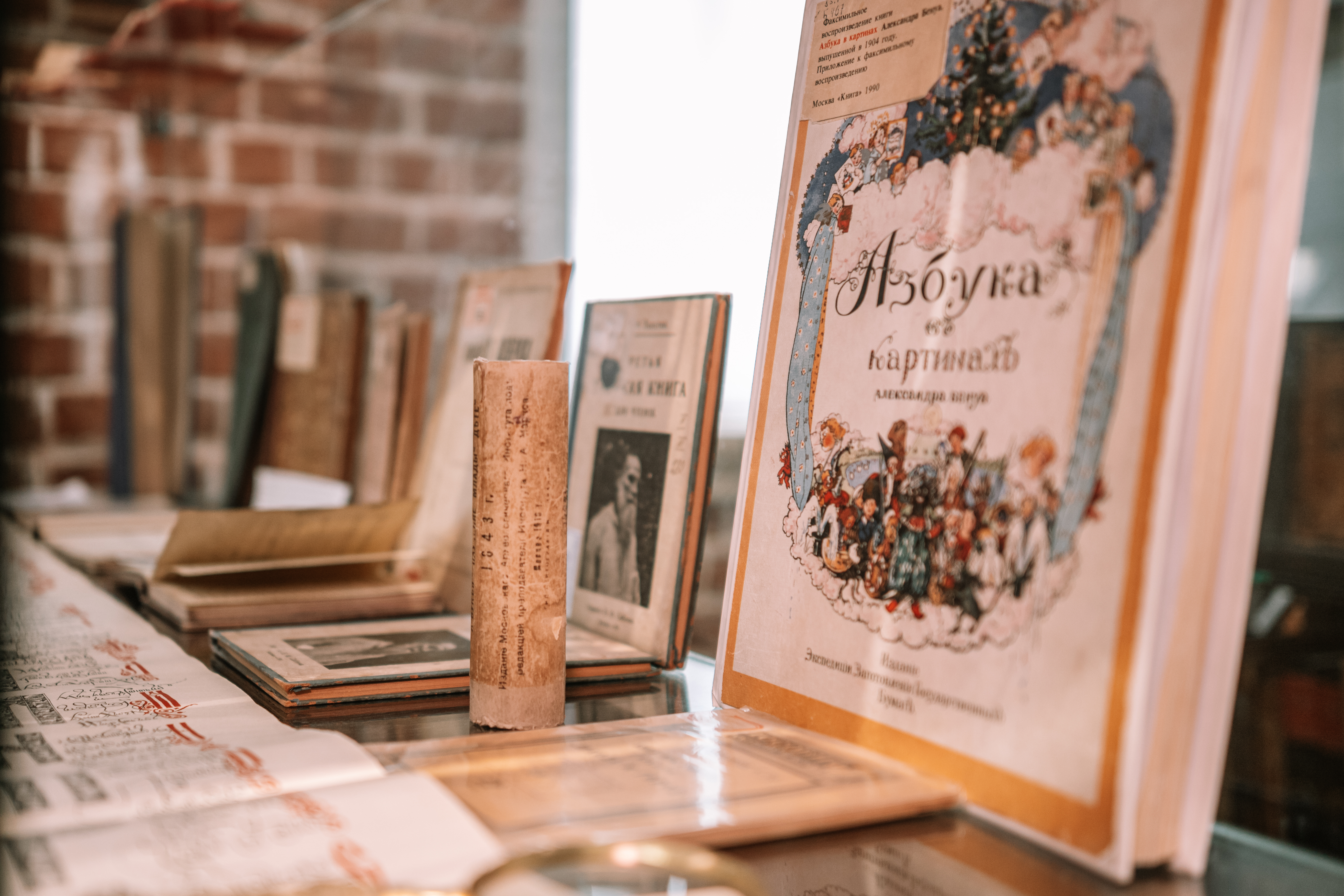 Библиотека Мининского университета приглашает на книжную экспозицию «Славянская азбука и славянские просветители»