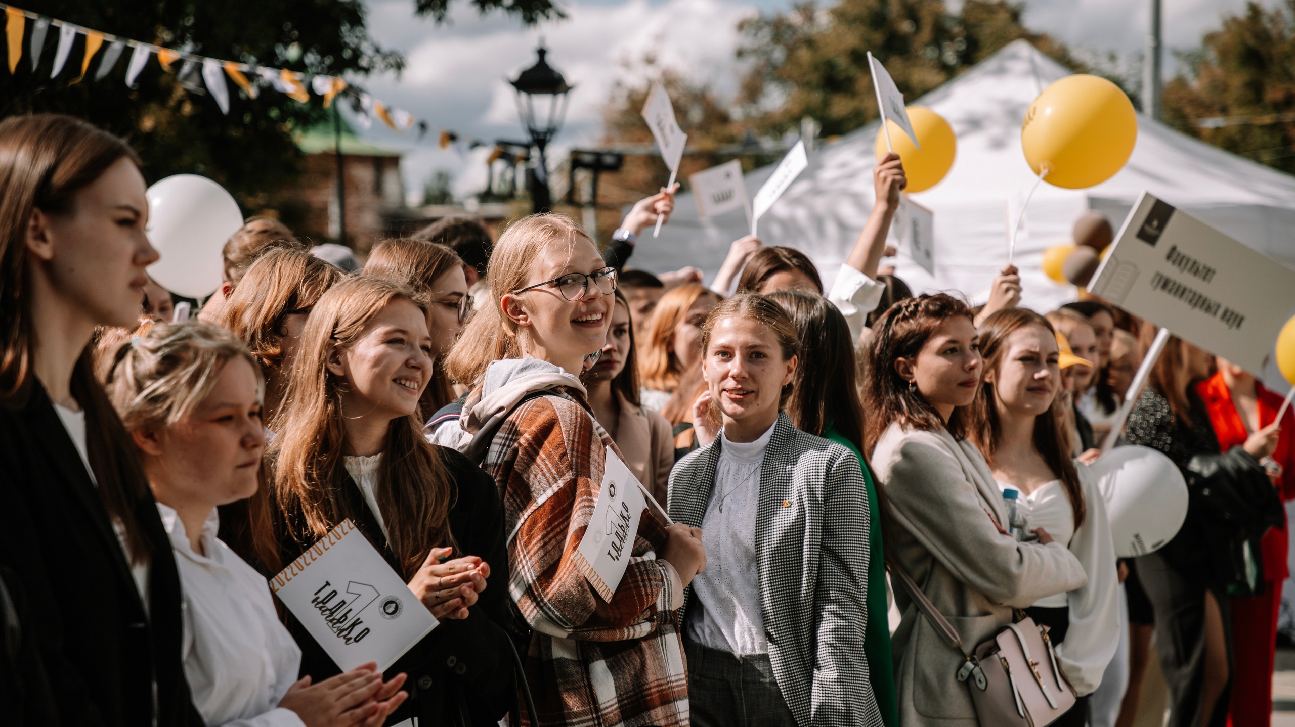 University holiday. Праздник в институте. Первокурсники. Абитуриенты фото. НГУ студенты.