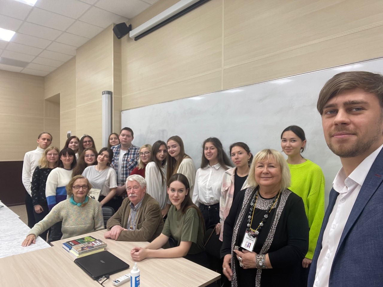 Студенты и преподаватели Мининского университета познакомились с писателями современности