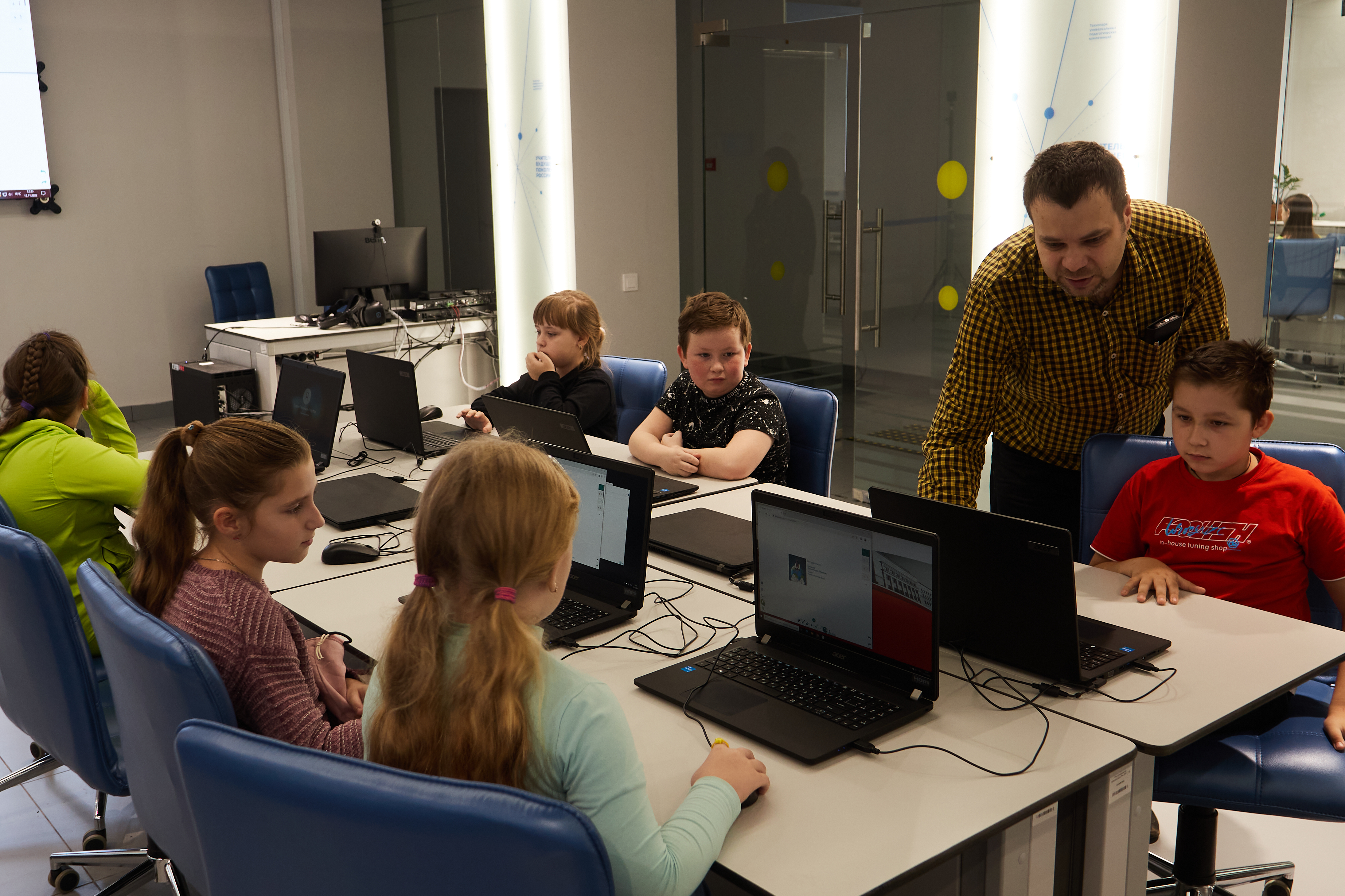 Младшие школьники изучают физику, программирование и дизайн в Мининском университете