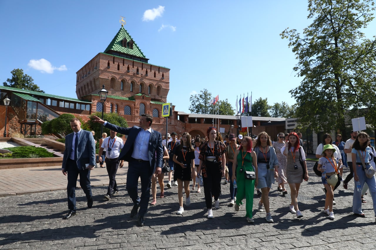 Губернатор Глеб Никитин провел экскурсию в Кремле для детей из ДНР - НГПУ  им. К. Минина