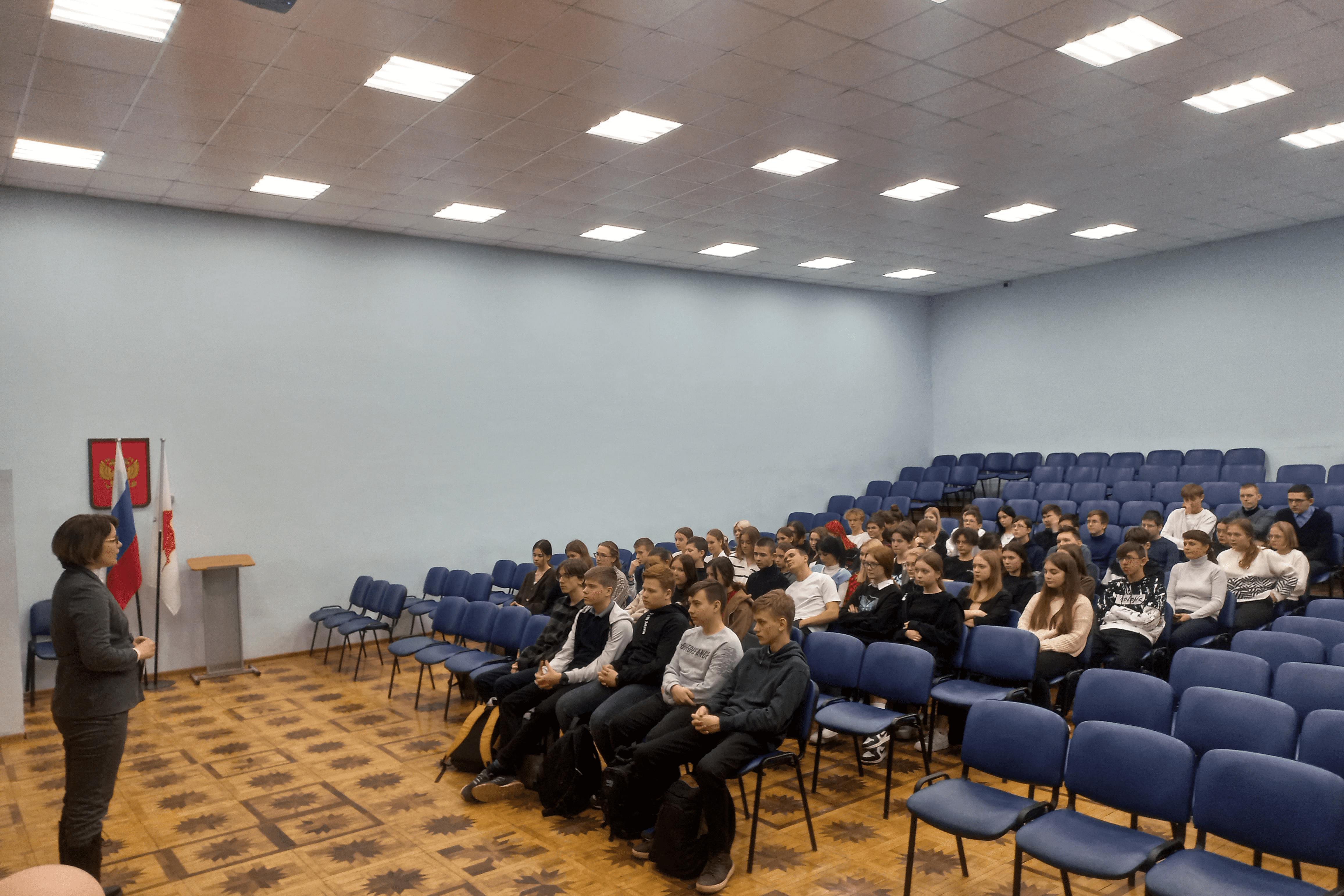 Экономические специальности Мининского университета представили нижегородским школьникам