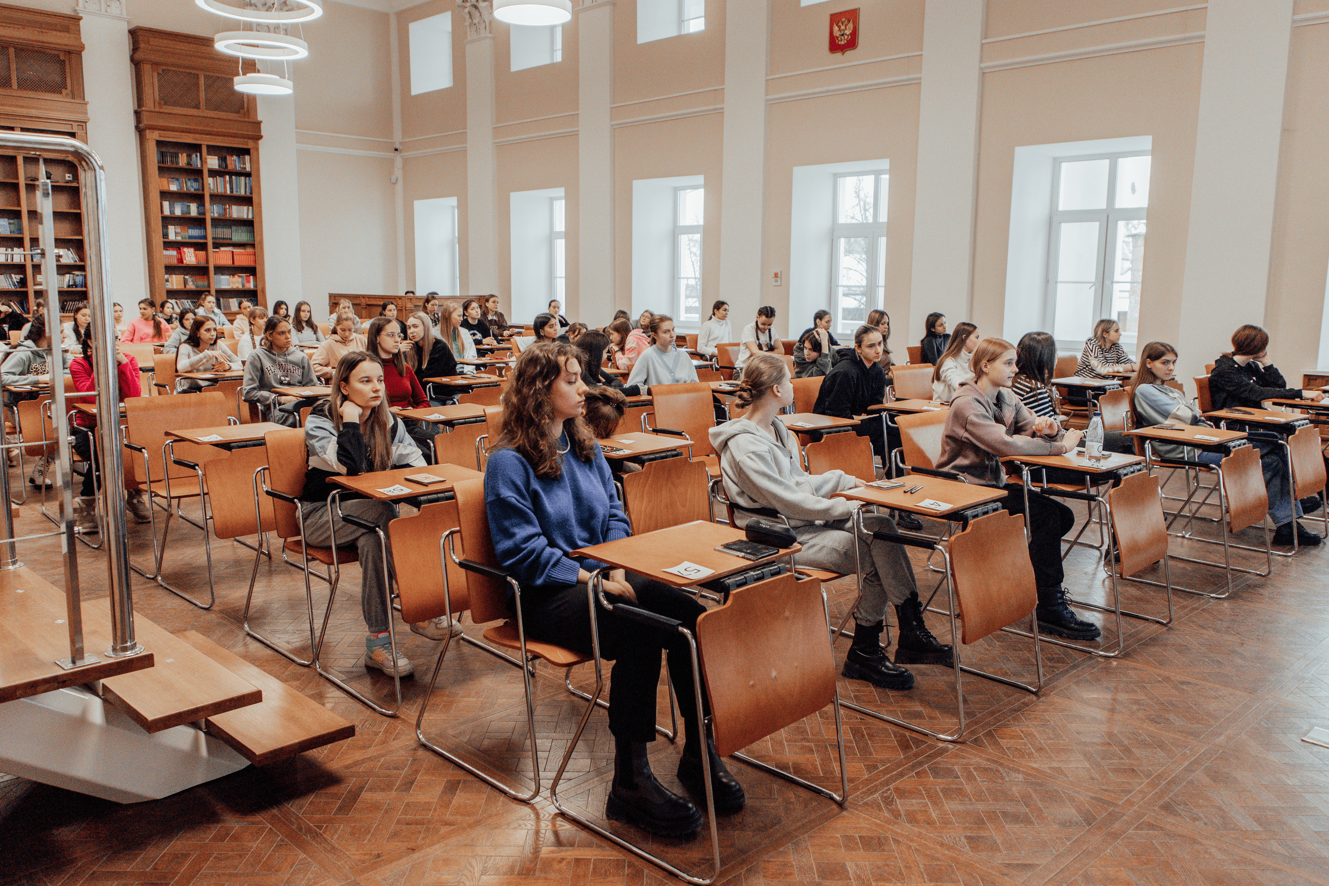 Больше 450 российских школьников проверили знания по английскому языку на олимпиаде в Мининском университете