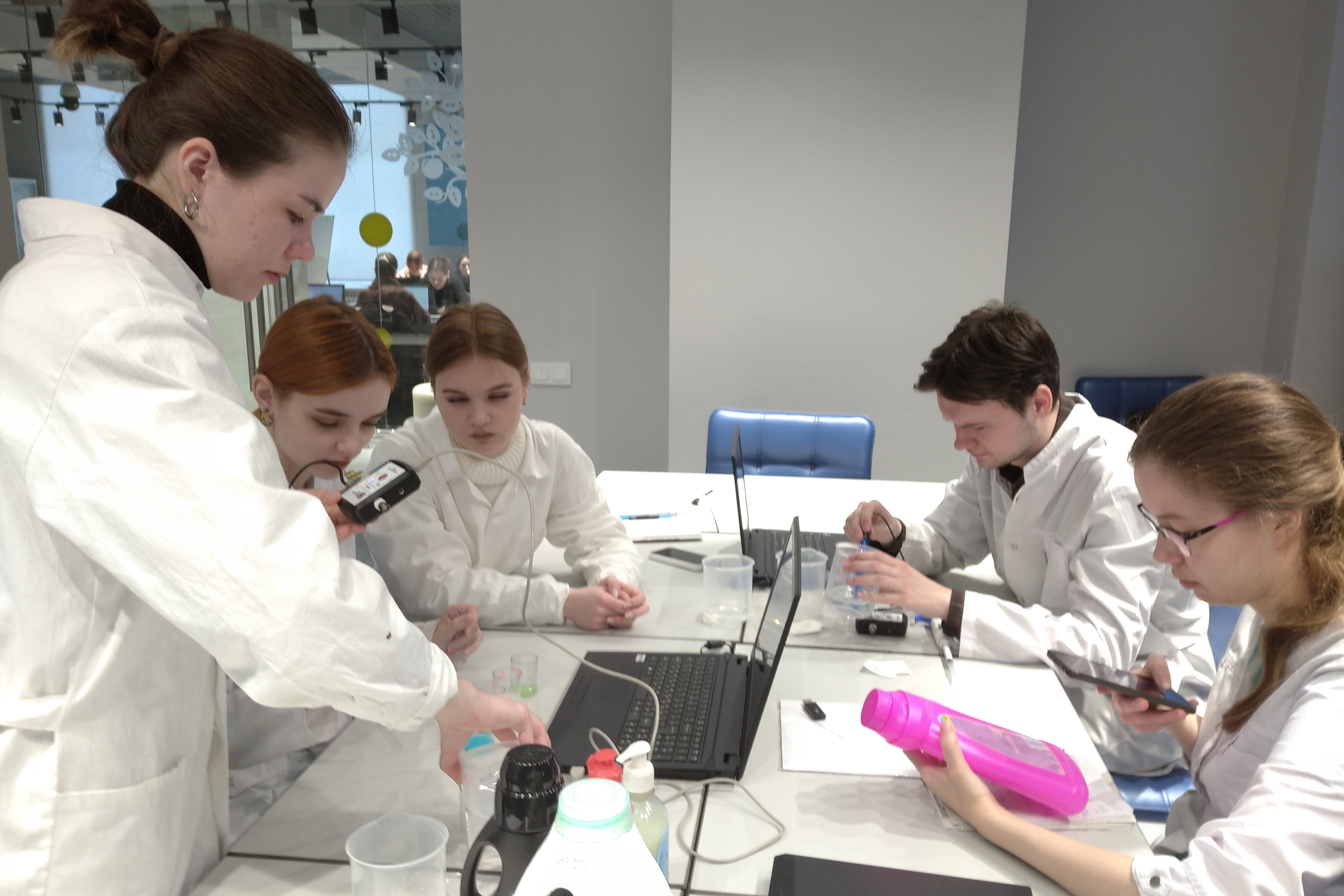 Методику обучения химии студенты изучают на практике в Технопарке Мининского университета