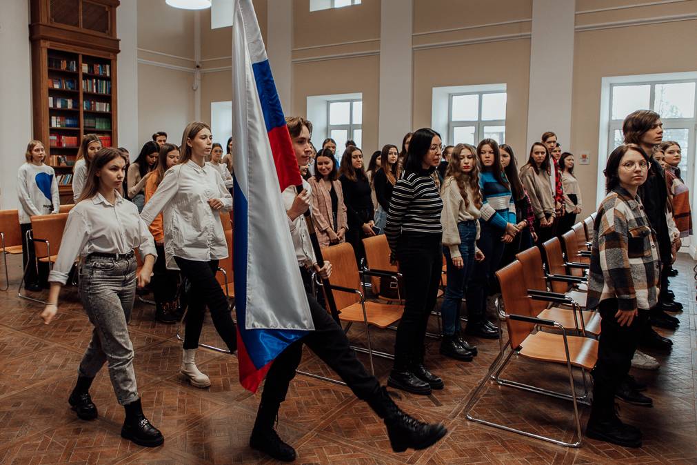   Учебную неделю в Мининском университете традиционно начали с поднятия флага и гимна