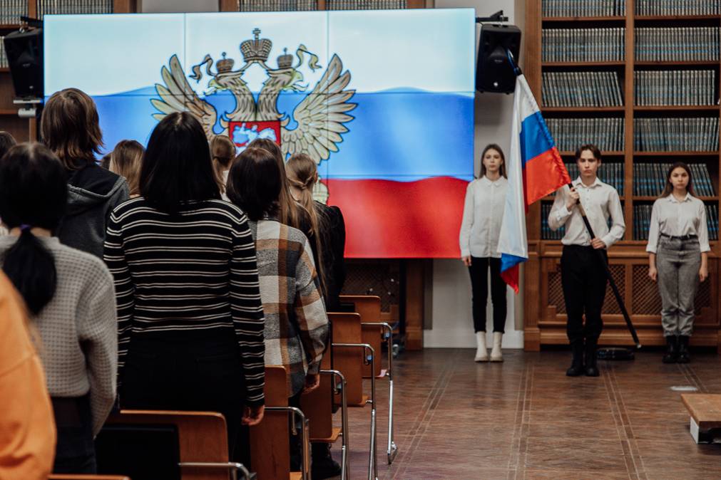   Учебную неделю в Мининском университете традиционно начали с поднятия флага и гимна