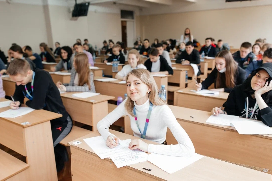 Ректор Мининского университета наградил директоров пяти нижегородских школ 