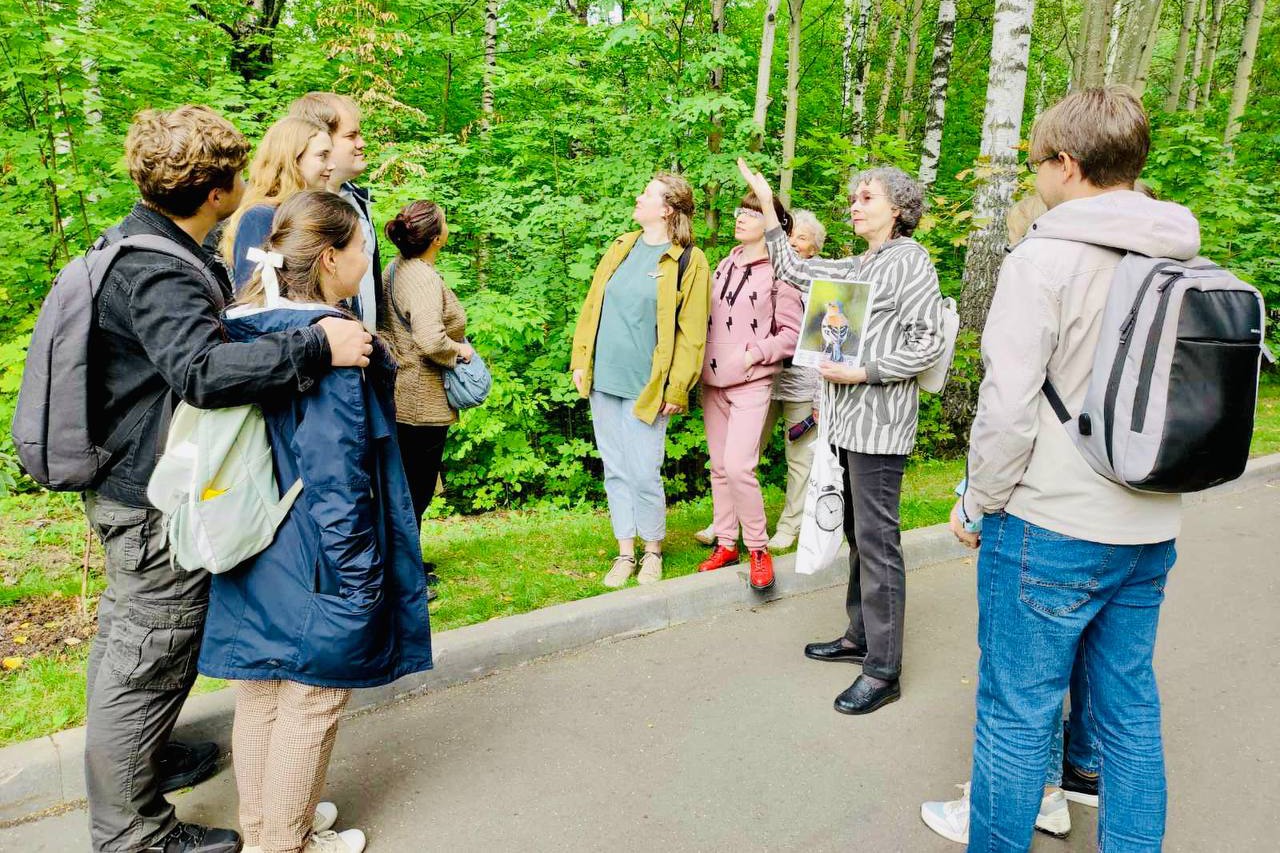 Биологическую экскурсию по парку Швейцария провел преподаватель естественно-географического факультета Мининского университета