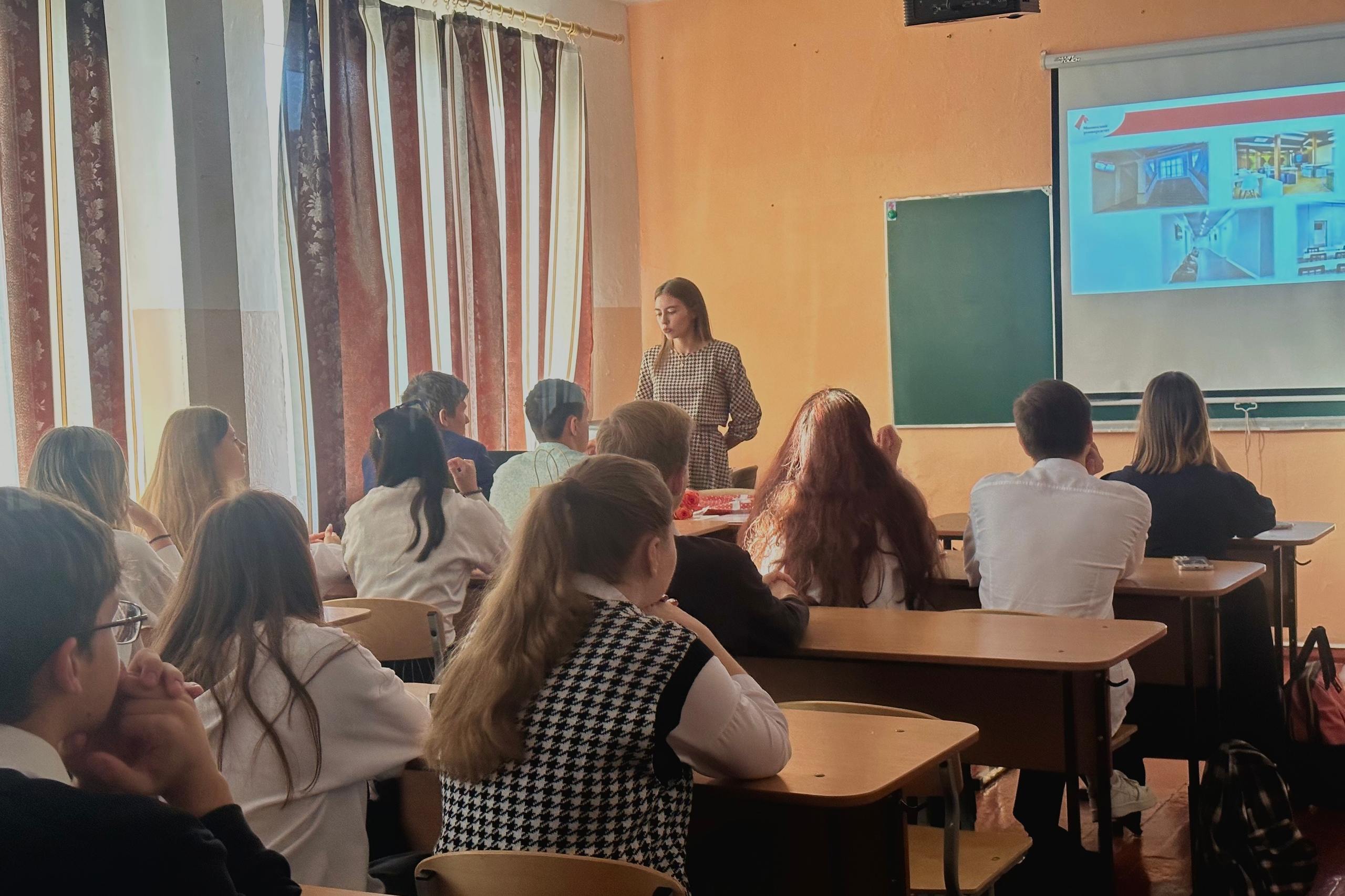 Студентка Мининского рассказала школьникам Крыма о поступлении в нижегородский педагогический университет