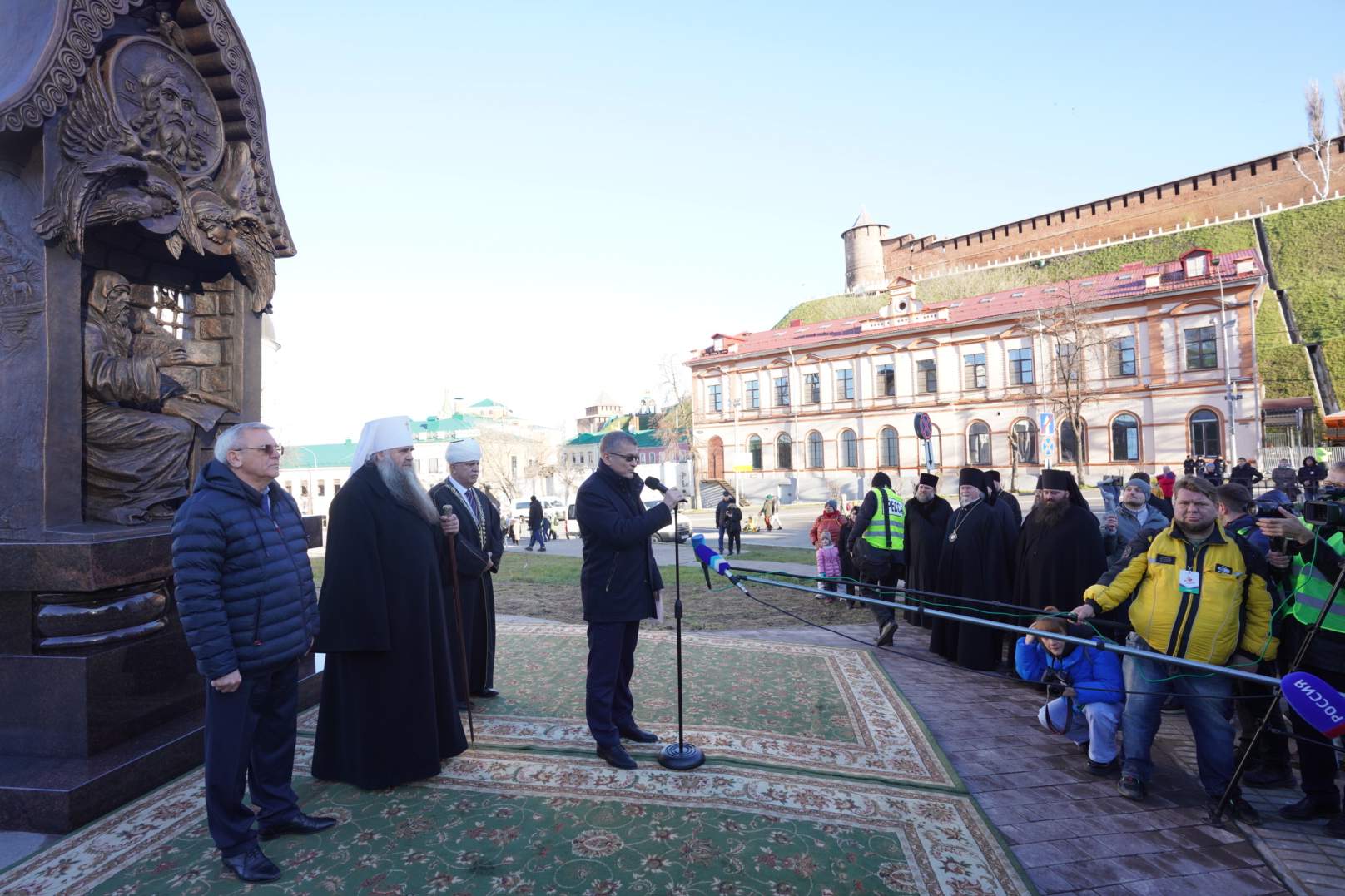 Преподаватели и студенты лингвистического факультета приняли участие в открытии памятника Патриарху Гермогену