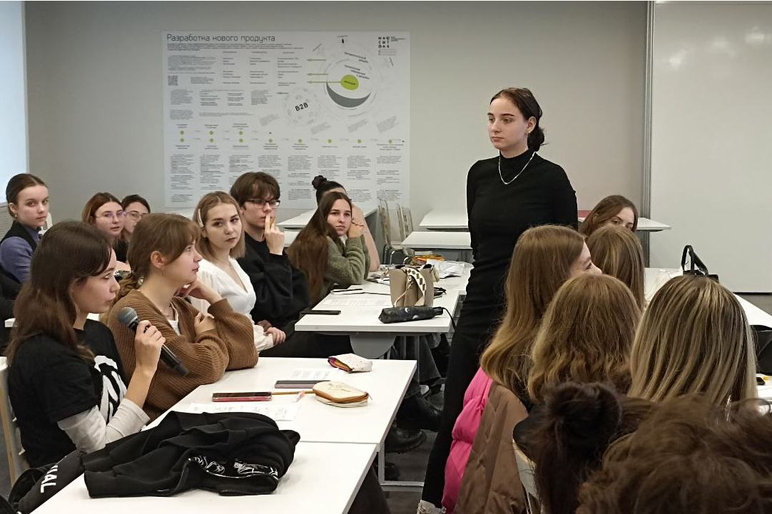 Второкурсники Мининского рассказали о важности разных профессий на английском языке