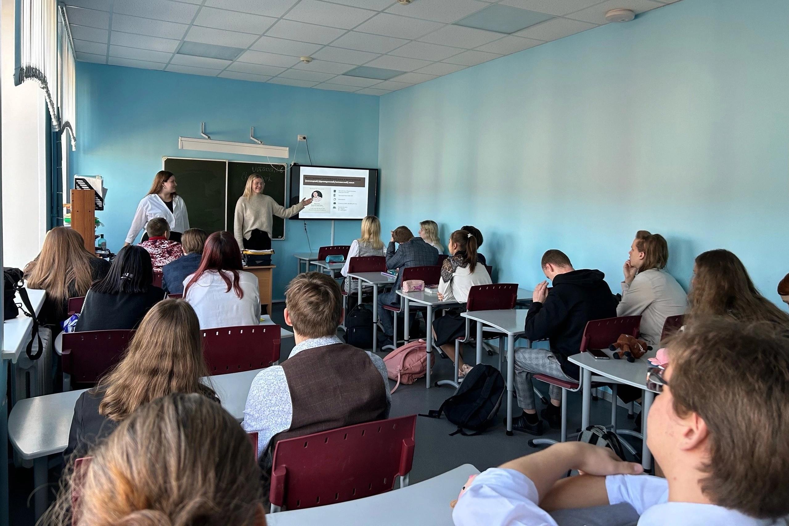 Как учиться на лингвистическом факультете, студенты Мининского рассказали нижегородским школьникам