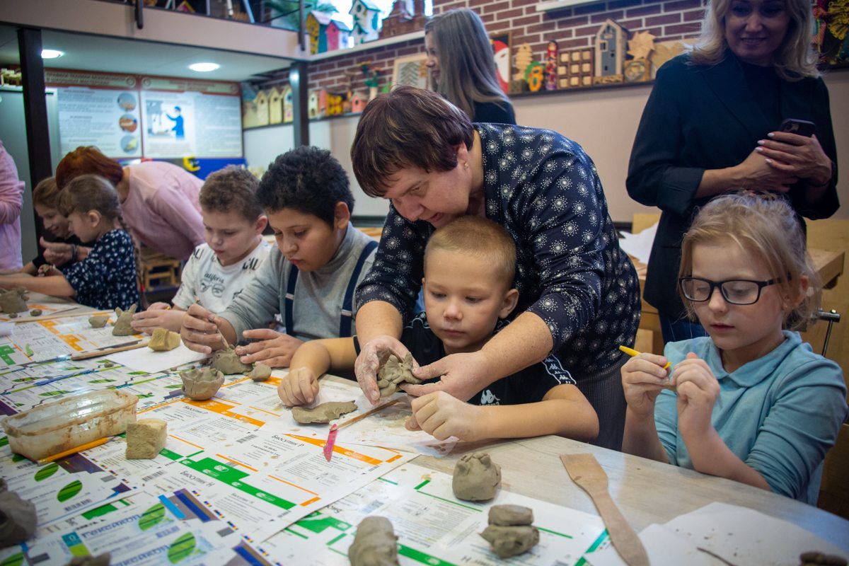 Команда Мининского провела мастер-класс по лепке из глины для воспитанников Нижегородской школы-интерната для глухих детей