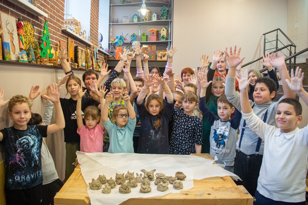 Команда Мининского провела мастер-класс по лепке из глины для воспитанников Нижегородской школы-интерната для глухих детей