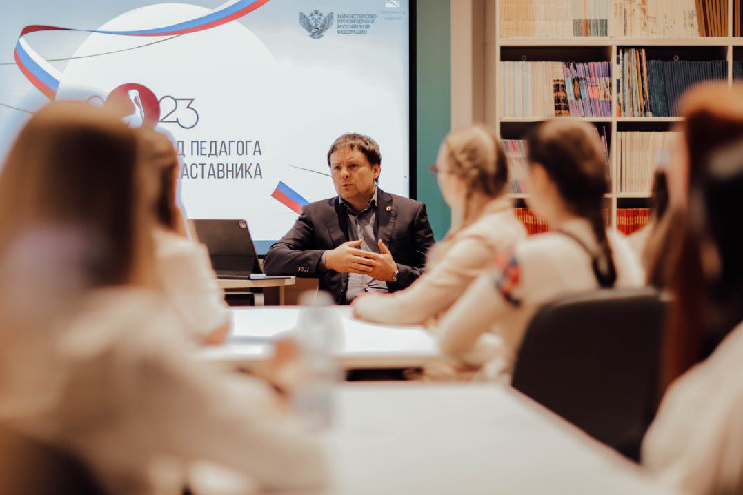 Роль современного учителя в обществе обсудил ректор Мининского университета со студентами 